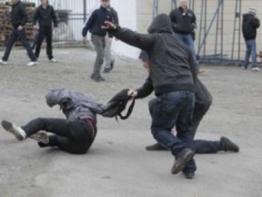 Bătut în plină stradă, la Mangalia, fiindcă nu mai vroia să se însoare